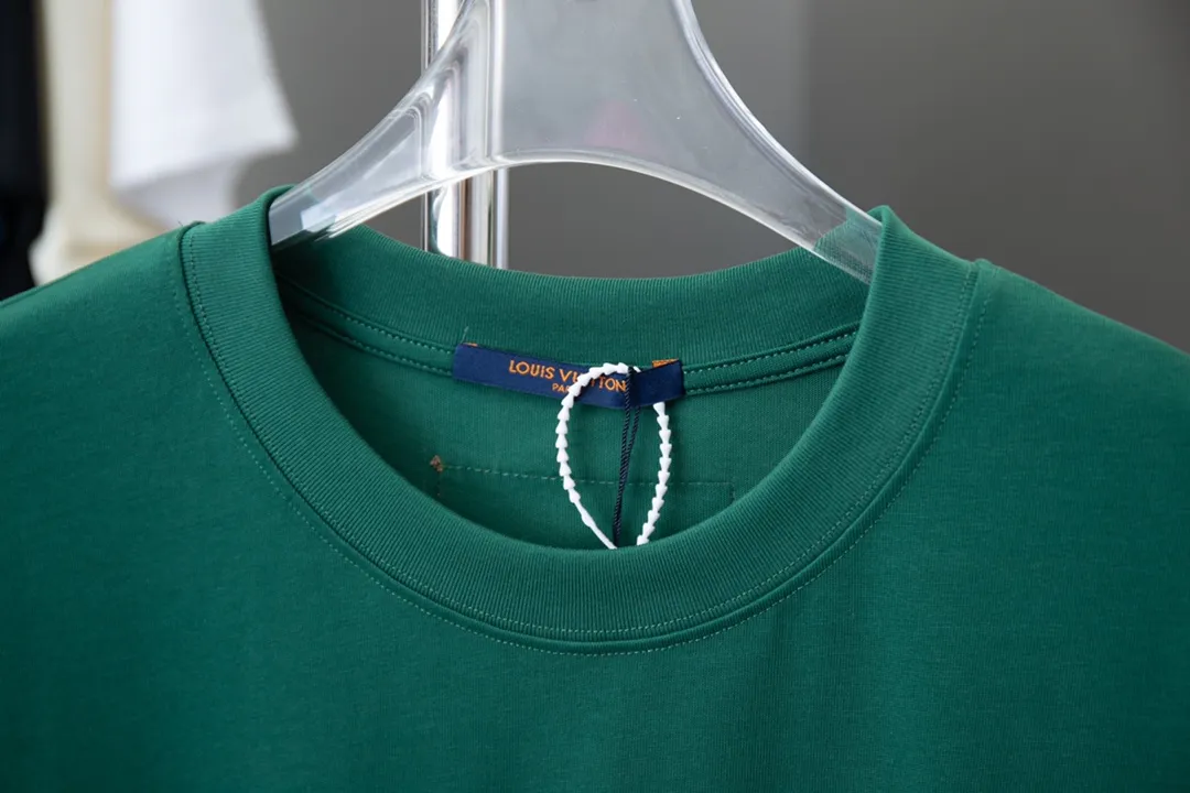 🅿️180 High-quality Lv 2025 early spring new style, MONOGRAM presbyopic gradient short-sleeved T-shirt, which uses digital printing technology to render pixel light and shadow for the Monogram gradient pattern. Its silk-screen texture and knitting effect complement each other, and the logo hardware is customized on the side. Synchronized with the official website, pure cotton fabrics at the counter! Comfortable against the skin, durable and easy to wear, meticulous original craftsmanship, custom-made 260g vat-dyed fabric, very comfortable to the touch, latest brick cabinet synchronization, OS off-shoulder version, fashionable and individual, super versatile and good-looking, very suitable for both men and women, must-have style, hang tag, collar label, washed wheat, complete with three labels S M L XL